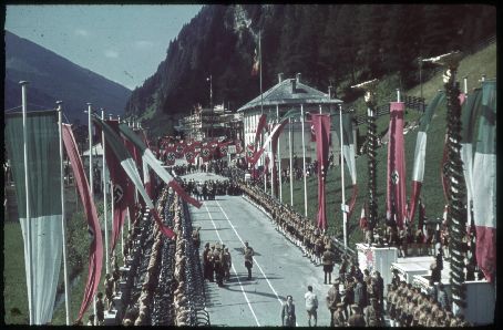 Aufmarsch von Jungfaschisten und Hitlerjugend auf dem Brenner, Sommer 1939. © Wilhelm/Hofinger, Innsbruck