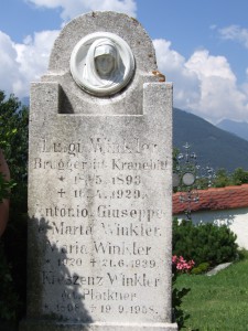 Mehrsprachiger Grabstein auf einem Friedhof in Elvas bei Brixen. Foto: Helmut Alexander