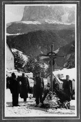 "Heldenbegräbnis" in St. Jakob in Gröden. © Südtiroler Landesarchiv, Sammlung Option Tiroler Geschichtsverein